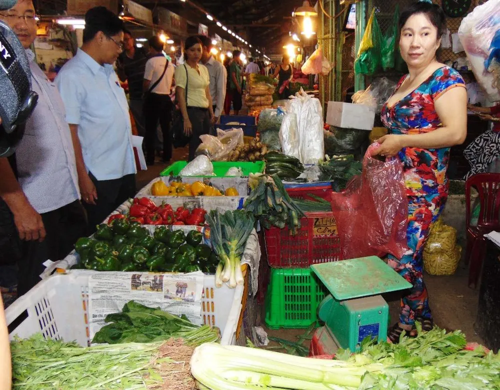 Rau, củ đang kinh doanh tại chợ đầu mối Thủ Đức.